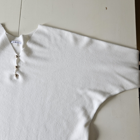 Elegant White V-Neck Sweater - Picture 8 of 8